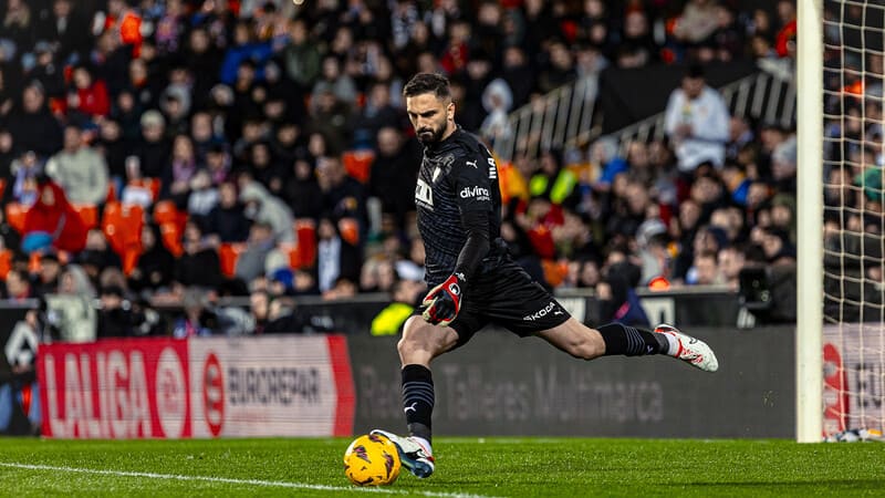 Anh thi đấu xuất sắc tại La Liga cùng Valencia trong ba mùa giải