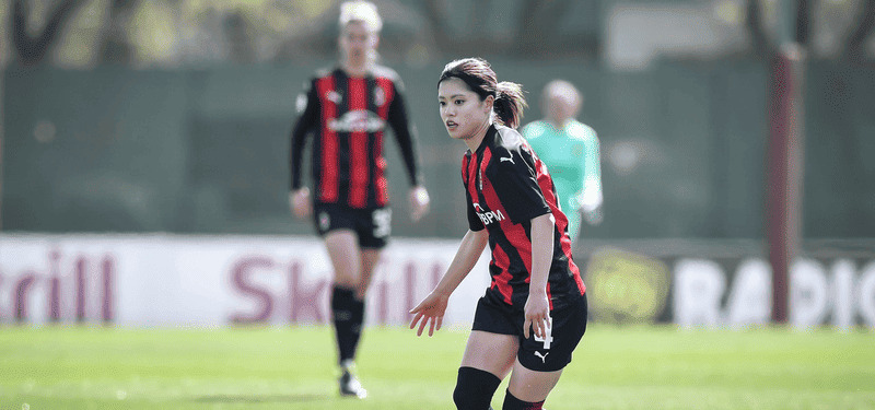 Chân sút luyện tập cùng đội tuyển AC Milan