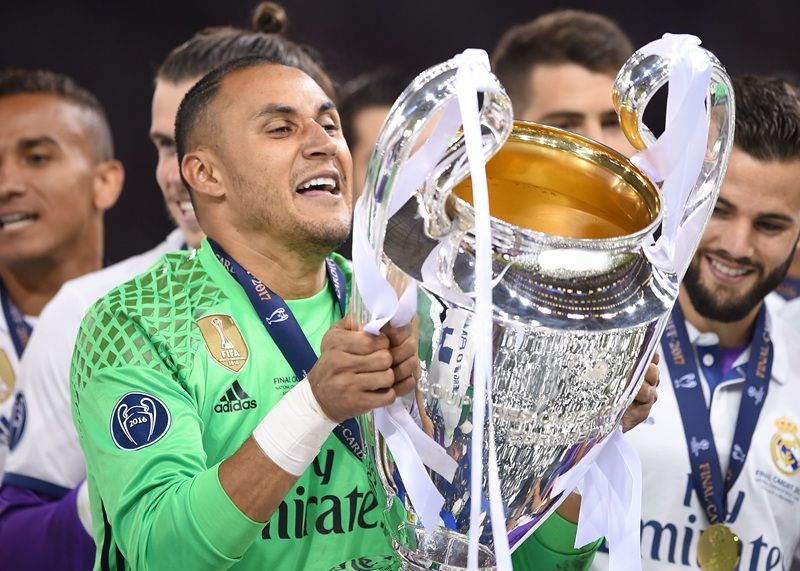 Keylor Navas và chiếc cúp vô địch Champions League