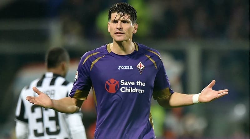 Mario Gómez thi đấu cho Fiorentina và Beşiktaş